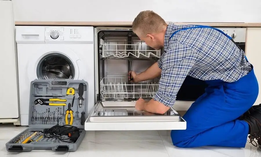 Sapanca Mitsubishi servisi teknisyen ekibi beyaz eşya tamiri yaparken